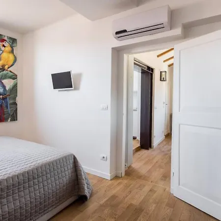 A Casa Breathtaking Attic In Strada Maggiore アパート ボローニャ